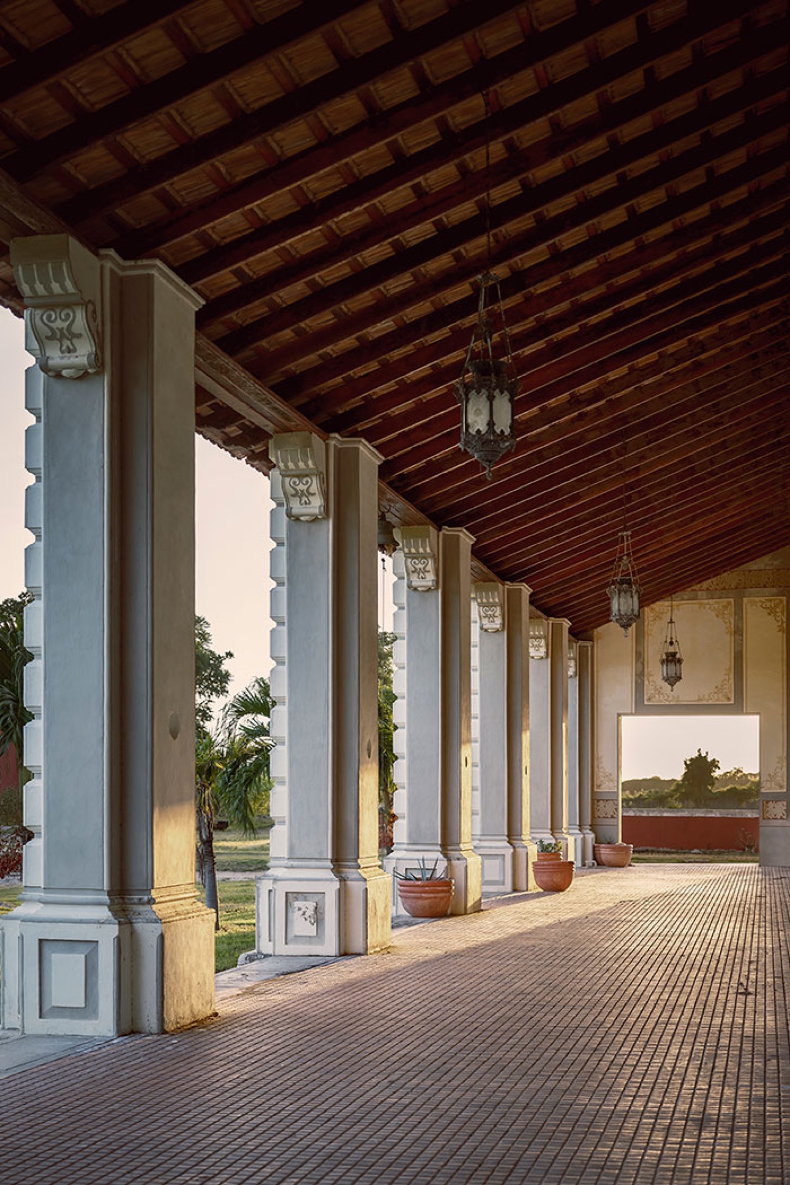 Corredor arqueado de Hacienda San Eduardo al atardecer